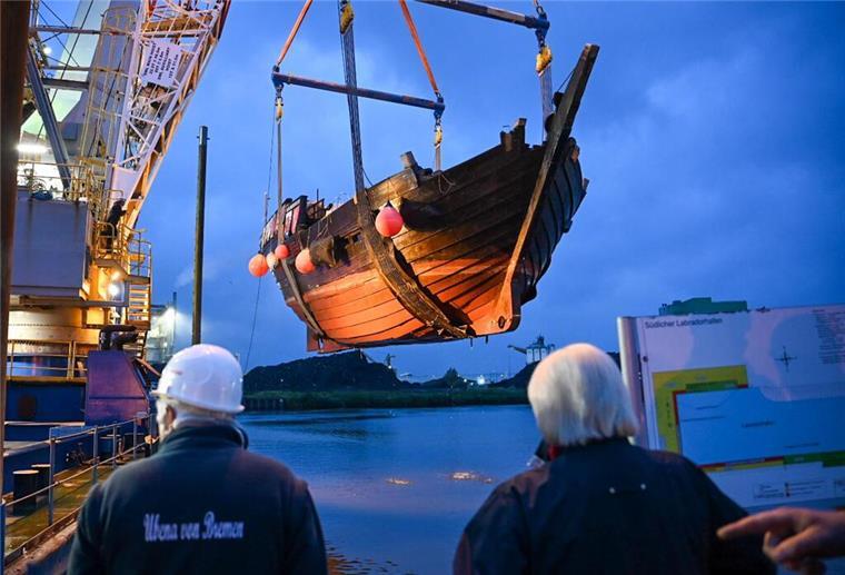 Zwei Schwimmkräne sind im Einsatz: Die „Ubena von Bremen" scheint zu schweben