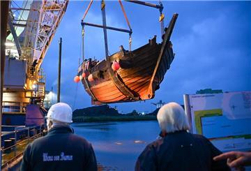 Zwei Schwimmkräne sind im Einsatz: Die „Ubena von Bremen" scheint zu schweben