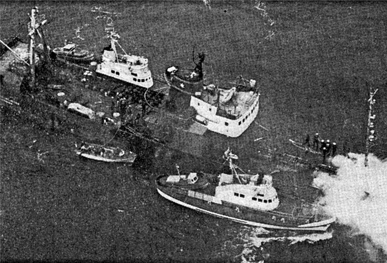


BU: Zwei Seenotrettungskreuzer und eine Barkasse der Bundesmarine machten längsseits an dem brennenden Fischtrawler fest, um Löschwasser in den Rumpf pumpen zu können.

BU: Das brennende Schiff am Haken des Bremerhavener Schleppers „Tegeler Plate“.

BU: Elf Schiffbrüchige klettern von Bord des Rettungskreuzers„H.H. Meier“ an Land.

BU: Während ein Zerstörer der Bundesmarine (links) seine Schläuche auf die „Vest Recklinghausen“ gegeben hat, pumpt auch die Marinebarkasse Wasser in den brennende