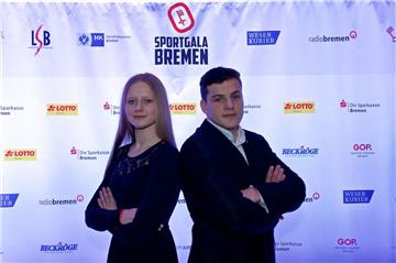 Zwei starke Vertreter des Seestadt-Sports: Schwimmtalent Yara Hierath und Boxer Artur Ohanyan bei der Sportgala Bremen im GOP. Foto Gumz  