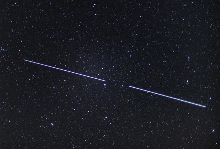 Amazon startet 2024 einen Testbetrieb für Internet aus dem All Zwei «Starlink»-Satelliten sind als Lichtstreifen am Nachthimmel zu sehen