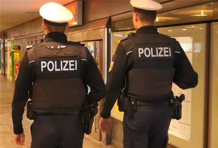 Wie sicher ist Bremerhaven? Diese Gegenden meiden selbst viele Einheimische Zwei Streifenpolizisten auf Kontrollgang. (Symbolbild)