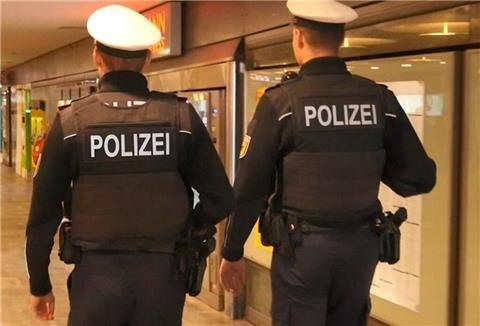 Zwei Streifenpolizisten auf Kontrollgang. (Symbolbild)