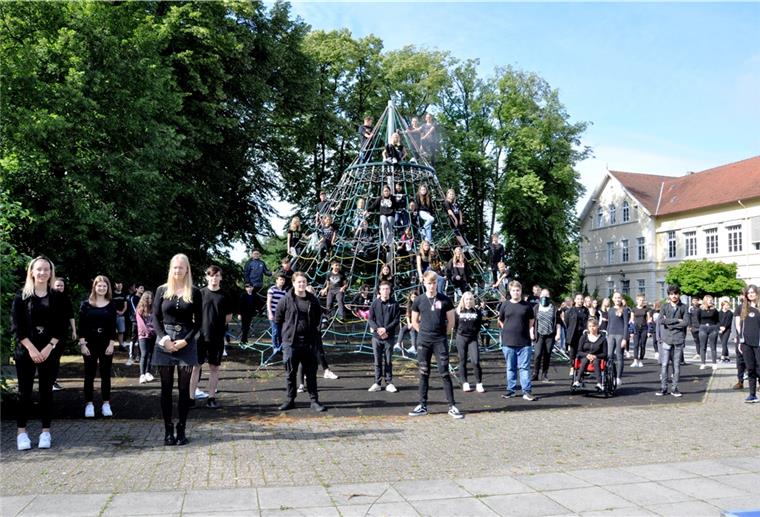 Zwei Tage lang sind zahlreiche Schülerinnen und Schüler des Nordenhamer Gymnasiums schwarz gekleidet zur Schule gekommen, um damit ein Zeichen gegen Rassismus zu setzen.