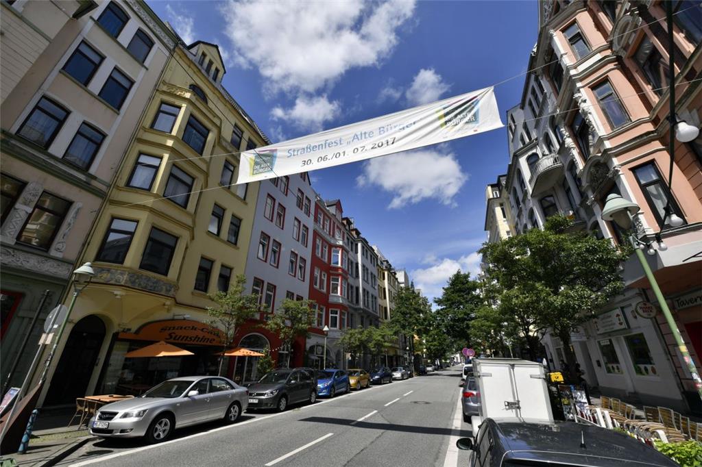 Zwei Tage lang wird in der Alten Bürger gefeiert. Beim Straßenfest am 29. und 30. Juni ist auf der 400-Meter-Meile für jeden etwas dabei. Es gibt ein buntes Programm mit Live-Musik, Straßenkünstlern, Kinder-Programm und allerlei zu schlemmen. Foto: Scheschonka