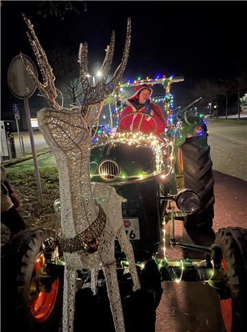 Zwei Tarmstedter bereiteten am Nikolaustag Klein und Groß mit Musik und Lichtern eine Freude.