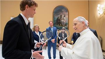 Zwei Tennisspieler unter sich: der Weltranglistenerste Jannik Sinner (links) und Papst Leo XIV.