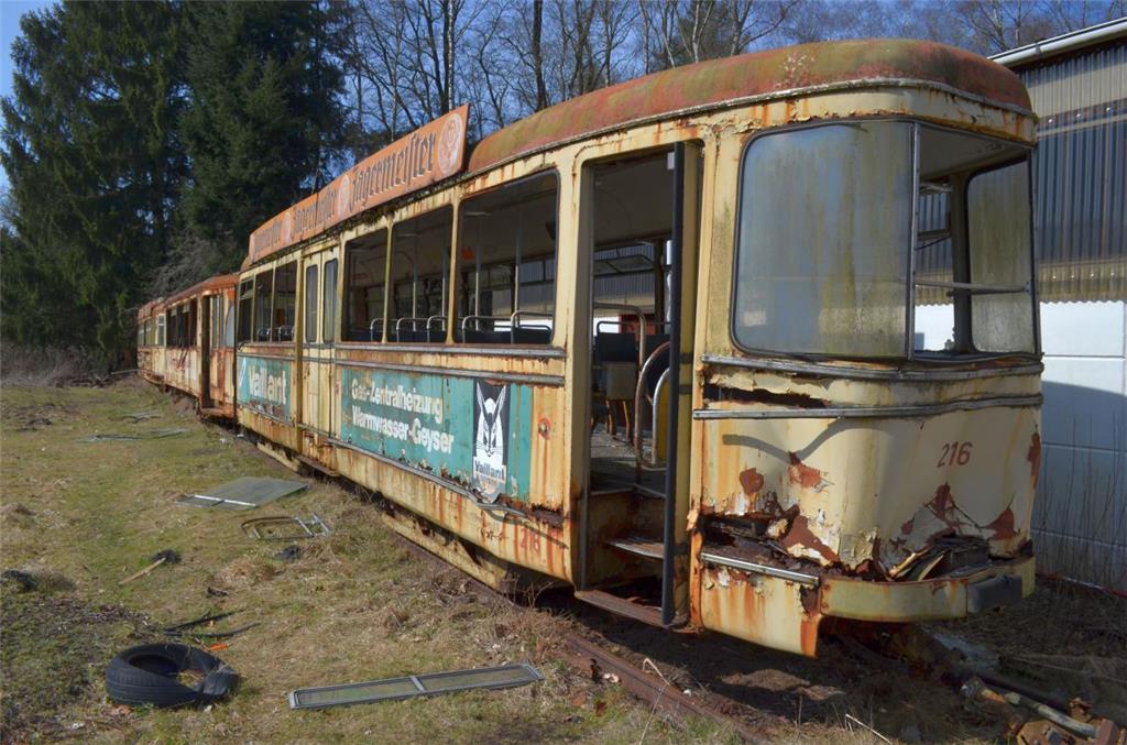 Zwei Tieb- und ein Beiwagen  der Bremerhavener Straßenbahn stehen seit 2012 in H...