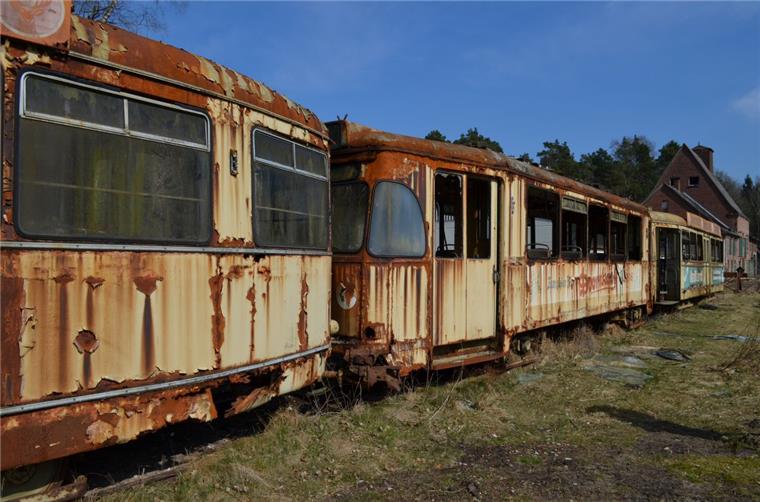 Straßenbahn aus Bremerhaven hat kaum noch Chance auf Rettung Zwei Trieb- und ein Beiwagen der Straßenbahn aus Bremerhaven stehen seit Jahren in Heinschenwalde auf einem Abstellgleis. Inzwischen wurden die meisten Scheiben zerschlagen. Rost und Randale haben den Waggons übel mitgespielt.