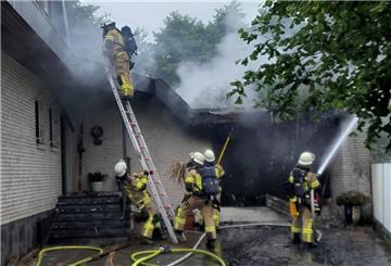 Zwei Trupps mit Atemschutz bekämpften den Brand der Garage.