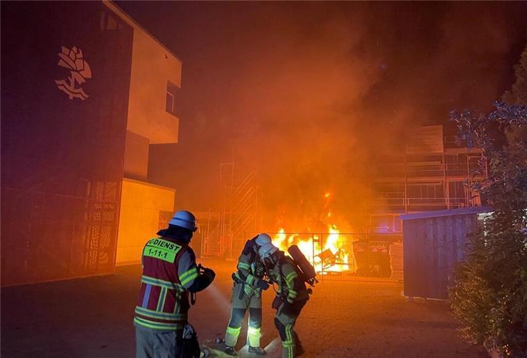 Brand auf Baustelle des Schulzentrums Geschwister Scholl in Bremerhaven Zwei Trupps unter Atemschutz begannen sofort mit der Brandbekämpfung, um eine Ausbreitung auf angrenzende Gebäude zu verhindern.