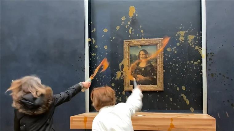 Aktivismus bis Zauberberg: Das Kulturjahr 2024 Zwei Umweltaktivistennen im Pariser Louvre.