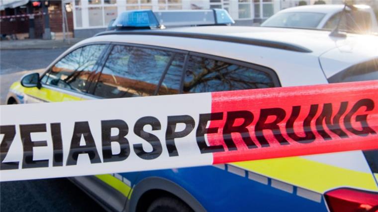 Zwei unbekannte Männer haben sich am Freitag in Hetthorn bei Loxstedt als falsche Wasserwerker ausgegeben und eine Seniorin bestohlen.