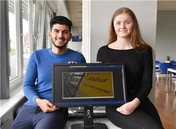 Zwei von Bremerhavens besten Abiturienten: Teoman Dogan und Louisa Fox haben ihr Abi mit 1,0 bestanden.