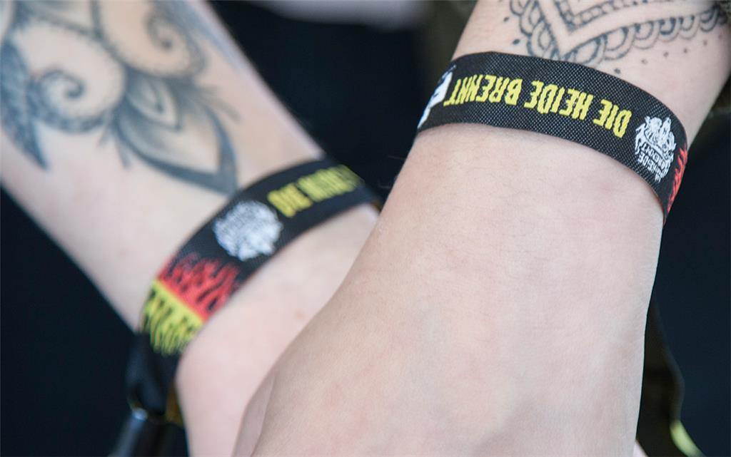 Zwei von rund 4000 &quot;Heide brennt&quot;-Besucherinnen mit ihren Festivalbänd...