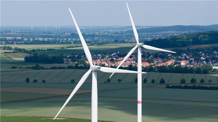 Zwei Windräder in Niedersachsen - im ersten Halbjahr hat sich der Zubau spürbar beschleunigt.