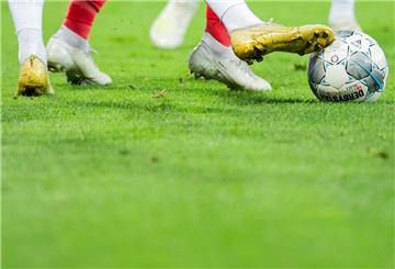 Zweikampf ohne Abstand: Spieler versuchen an den Ball zu kommen. 