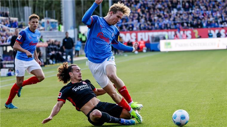 4:2 in Kiel: Frankfurt ist jetzt Bayern-Jäger Zweikampf um den Ball: Frankfurts Arthur Theate (l.) und Kiels Lasse Rosenboom.