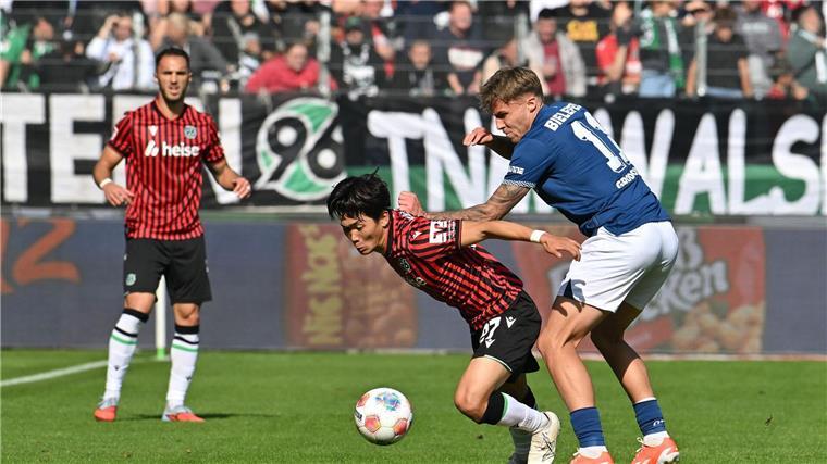 Nach Torlinientechnik und VAR: Hannover gewinnt Topspiel Zweikampf um den Ball: Hayate Matsuda (Hannover 96) wird von Joel Grodowski (Arminia Bielefeld) bedrängt.