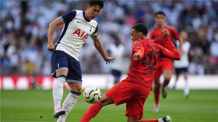 Zweikampf zwischen Bayerns Jamal Musiala (r) und Tottenham-Star Heung-Min Son.