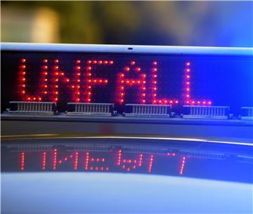 Auf einem Polizeifahrzeug warnt eine Leuchtschrift vor einer Unfallstelle. Im Landkreis Cuxland gab es am Wochenende mehrere Unfälle. 