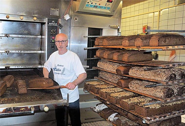 In Ringstedt endet eine lange Bäckertradition Zweimal in der Woche holt Nikolaus Müller eine große Menge mit eigenem Sauerteig hergestellte Roggenschrotbrote aus dem Ofen.