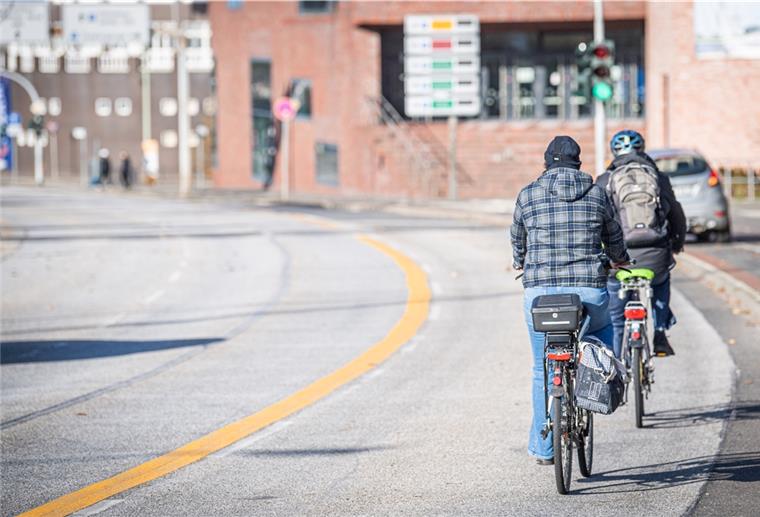 Zweite Testfahrt auf dem provisorischen Radstreifen entlang der Kennedybrücke mit Reporterin Maike Wessolowski und Hans-Joachim Schmeck-Lindenau, Vorsitzender des ADFC Bremerhaven.