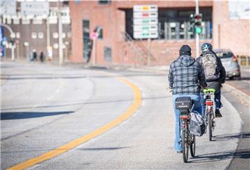 Zweite Testfahrt auf dem provisorischen Radstreifen entlang der Kennedybrücke mit Reporterin Maike Wessolowski und Hans-Joachim Schmeck-Lindenau, Vorsitzender des ADFC Bremerhaven.