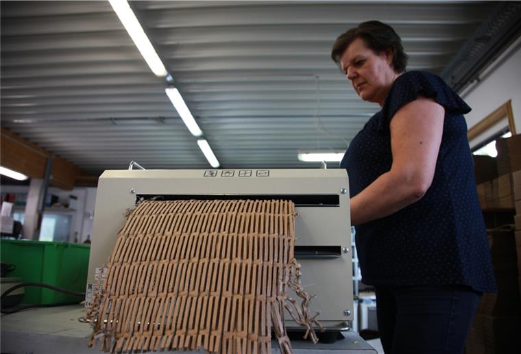 Für die Umwelt: Online-Plattform der Stadt Geestland Zweites Leben für Verpackungsmaterial: Sylvia Hinrichs von der Firma ASTRO Motoren in Debstedt schreddert eine Pappe, um sie als Füllmaterial für den Versand wiederzuverwenden.