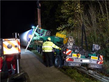 Zwischen Altenwalde und Nordholz ist ein Schwertransporter verunglückt.