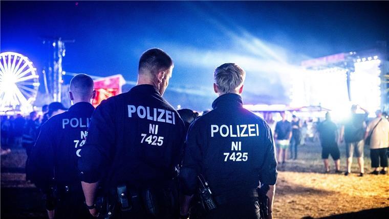 Polizei zieht positive Bilanz nach Deichbrand-Festival Zwischen Bass und Bändchenkontrolle: Rund 250 Polizistinnen und Polizisten waren täglich beim Deichbrand-Festival im Einsatz.