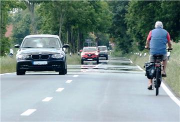 Zwischen Beckmannsfelder Weg und der Abbiegung nach Stollhamm müssen Fahrradfahrer in den nächsten Monaten auf die viel befahrene Bäderstraße ausweichen. Da fehlt ein Fahrradweg.
