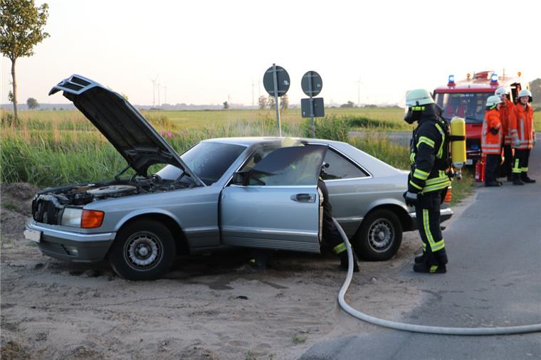 Zwischen Bramel und Laven stand ein Mercedes in Flammen.