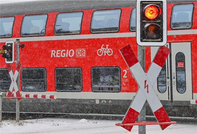 Zwischen Bremerhaven und Bremen rollt der Zugverkehr langsam wieder an.