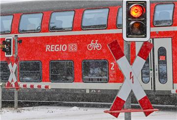 Zwischen Bremerhaven und Bremen rollt der Zugverkehr langsam wieder an.