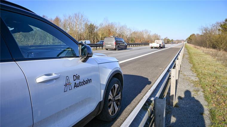 Achtung auf der A27! Grünpflege sorgt für Spursperrungen Autos auf einer Autobahn