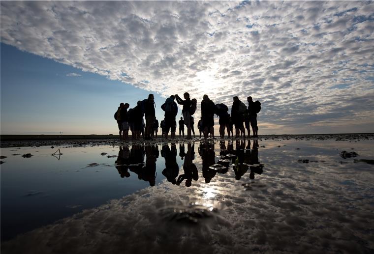 Zwischen Cuxhaven und Neuwerk wurden mehrere Menschen aus dem Watt evakuiert.