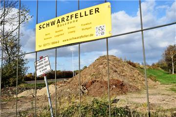 Zwischen dem Bauzaun und dem Lärmschutzwall in seiner jetzigen Form liegen nur wenige Meter. Diese Lücke will die Stadtverwaltung spätestens bis Anfang 2019 schließen lassen.