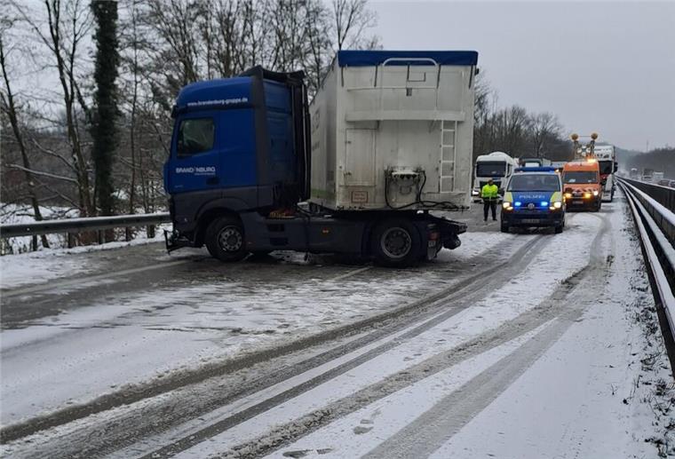 Unfall auf glatter A27: Lkw verkeilt sich zwischen Fahrspuren Zwischen den A27-Anschlussstellen Ihlpohl und Schwanewede geriet ein Sattelzug ins Schleuden und verkeilte sich im Anschluss zwischen den Fahrspuren.
