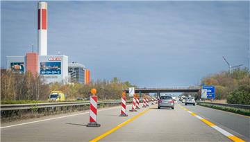 Zwischen den Autobahnabfahrten Bremerhaven Zentrum und Überseehäfen muss die Überholfahrspur in Fahrtrichtung Bremen saniert werden. Vorbeigeführt wird der Verkehr an der Baustelle einspurig in jede Fahrtrichtung.