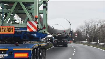 Zwischen den beiden B73-Kreiseln bleibt der Schwertransport, der Windrad-Flügel geladen hat, in Richtung Neuenkirchen und Osterbruch liegen.