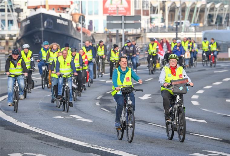 Warnstreik für 4,8 Prozent mehr Lohn Zwischen den einzelnen Stationen des Warnstreiks gab es jeweils eine kleine Fahrraddemonstration