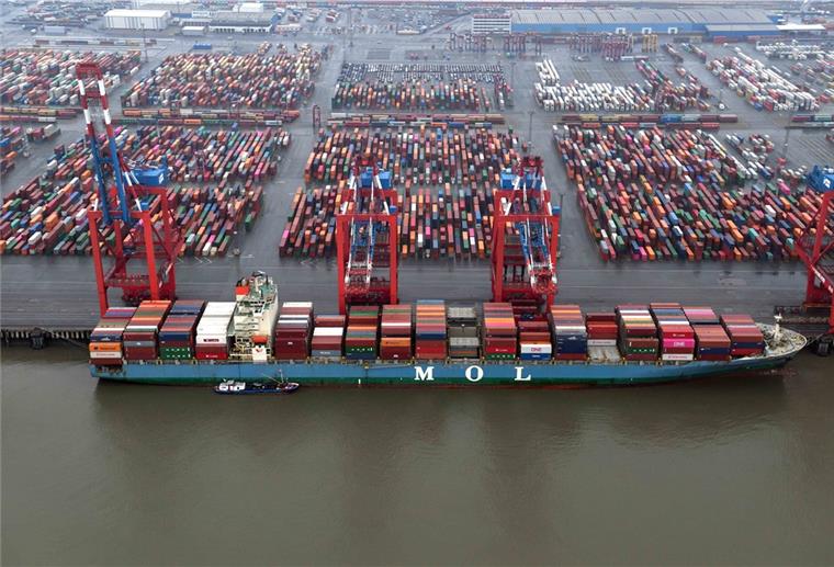 Zwischen den gestapelten Containern befinden sich derzeit die Bahngleise mit den Containerzügen. Die Gleise müssen für die Automatisierung des Terminals verlagert werden. Aber der Eurogate-Aufsichtsrat hat die Entscheidung vertagt.