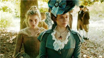 Zwischen der schweigenden Magd Teresa (Galatea Bellugi, links) und Donna Lidia (Anita Kravos), der Frau des Gouverneurs, entsteht in „Gloria!“ weibliche Solidarität.