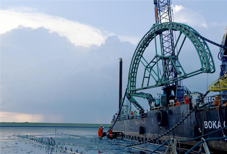 Stromautobahn unter der Nordsee: Bald beginnen die Arbeiten in Wilhelmshaven Ein Schiff mit einer Konstruktion zum Kabelverlegen steht im Watt