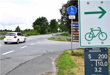 Zwischen dieser Kreuzung und Langwarden soll bis Ende April 2022 ein neuer Radweg entstehen.