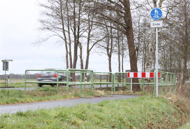 Zwischen Dipshorn und Vorwerk gibt es einen Radweg. Allerdings nur bis zur Kreisgrenze Verden/Rotenburg. Ab dem Grenzstein, etwa auf halber Strecke, klafft eine Lücke.
