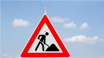 Ein Baustellenschild.  Zwischen Hainmühlen und Bad Bederkesa wird der Radweg der L 128 saniert. Rad- und Straßenverkehr müssen während der Arbeiten mit Einschränkungen rechnen.