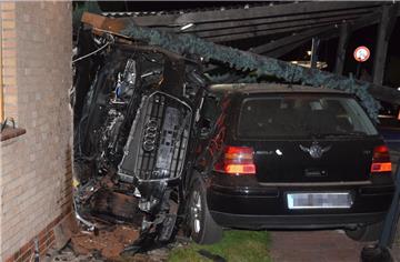 Zwischen Hauswand und Carport ist ein Autofahrer eingeklemmt worden, weil er an einer Abfahrt vorbeigerast war. Zudem war er betrunken hinter dem Steuer.