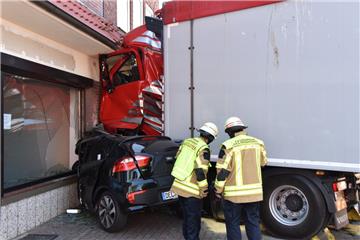 Zwischen Hauswand und Lkw wurde in Delmenhorst ein Auto eingeklemmt. Zum Glück saß niemand drin.